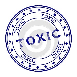 Grunge blue toxic word round rubber stamp on white background