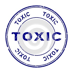 Grunge blue toxic word round rubber stamp on white background