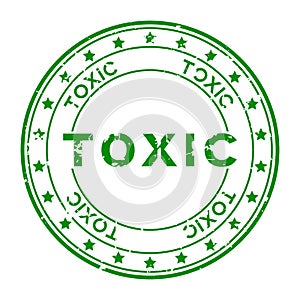 Grunge green toxic word round rubber stamp on white background