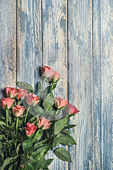 Grunge wooden background with pink roses bouqet