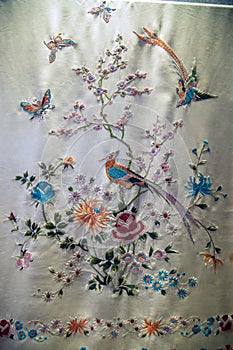 Guangdong embroidery art, Caragana flower butterfly pattern shawl.