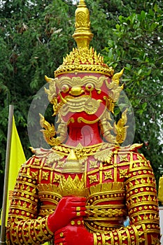 Guardián de o de pie sobre el entrada de Budista templo en tailandia 