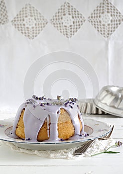 Gugelhupf with icing and lavender