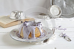 Gugelhupf with icing and lavender