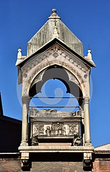 Guglielmo da Castelbarco funerary ark in Verona, a model for Scaliger Tombs