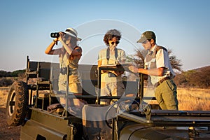 Guide discusses sighting with guests in jeep