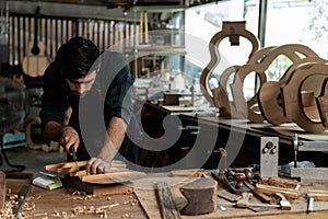 Guitar Luthier Uses Hand Saw to Cut Guitar Bracing