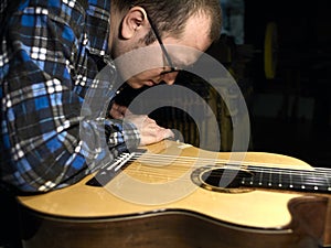 Guitars Luthiers sets up a stand under the arm. photo