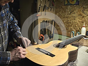 Guitars Luthiers sets up a stand under the arm.