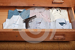 Pistole nascosto presa pieno da camicie 