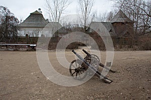 Guns against the backdrop of the Ukrainian fortress.