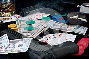 Armas tarjetas sobre el mesa carbano 