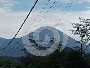 Gunung Semeru ketika pagi hari