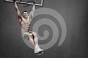 Guy bodybuilder do chin-ups