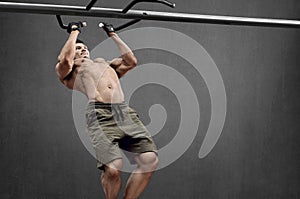 Guy bodybuilder do chin-ups