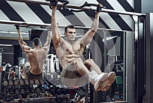 Guy bodybuilder do chin-ups