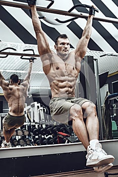 Guy bodybuilder do chin-ups