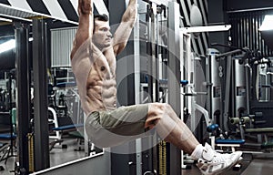 Guy bodybuilder do chin-ups