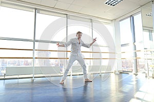 Guy spotting in white suit and raving at studio.