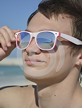 Guy with sunglasses that reflect the sea and the Burj Al Arab, D