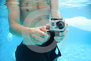 Guy take pictures underwater in the pool