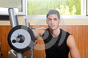 Gym young man posing bodybuilding weigths