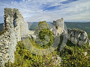 Hrad Gymes obklopující hradby a strážní věže