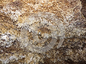 Krystaly sádry v jeskyni