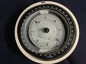 Gyrocompass with fluid and bubbles
