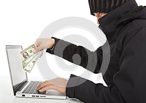 Hacker Steal money from the Internet with laptop