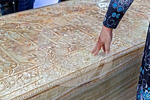 Hafez Tomb hand touching