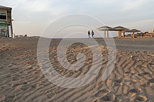 Spiaggia bagnino capannone sul tramonto 