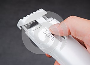 Hair clipper guide comb with manual knob in millimeter precision