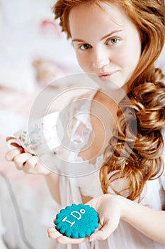 Hair stylist makes the bride on the wedding day