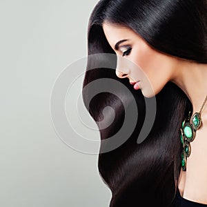 Haircare Concept. Glamorous Brunette Woman with Perfect Hair