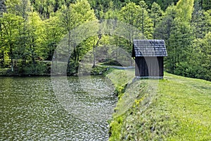 Halčianske jezero, Štiavnické hory, Slovensko, sezónní přírodní scéna