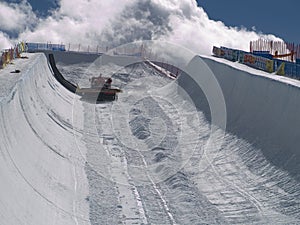 Half pipe snowboard