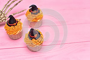 Halloween cupcakes. Witch`s hat cupcake. Halloween treats on woo