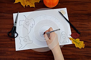 Halloween DIY. Step by step instructions on how to draw funny ghosts.