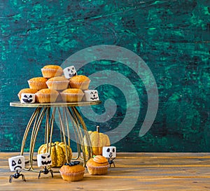 Halloween pumpkin cupcakes with marshmallows