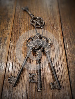 Halloween scene : Vintageâ€‹ metal keyâ€‹ chain onâ€‹ woodenâ€‹ table inâ€‹ theâ€‹ room