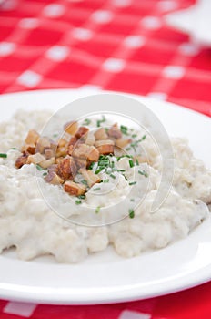 Halušky s bryndzou a slaninou, což je knedlík z bramborového těsta, podobné noky (slovenská kuchyně)