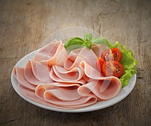 Prosciutto fette sul piatto 