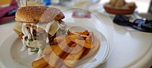 Hamburger Vegano con melanzane fritte e patatine photo