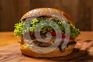 Hamburguesa con carne lechuga y queso