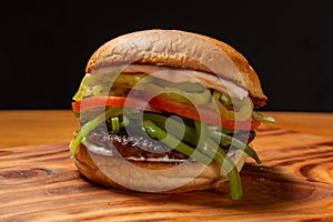 Hamburguesa con carne en una tabla photo
