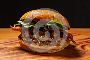 Hamburguesa con carne en una tabla photo