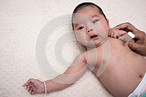 Hand doctor check fever newborn,