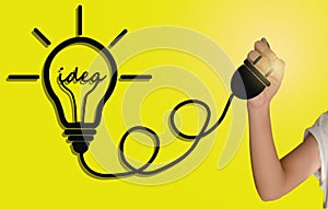 Hand drawing a light bulb Idea