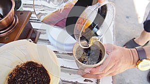 Mano gocciolare caffè fusione caldo Acqua Attraverso al forno terra caffè polvere creazione gocciolare Cucinare caffè 